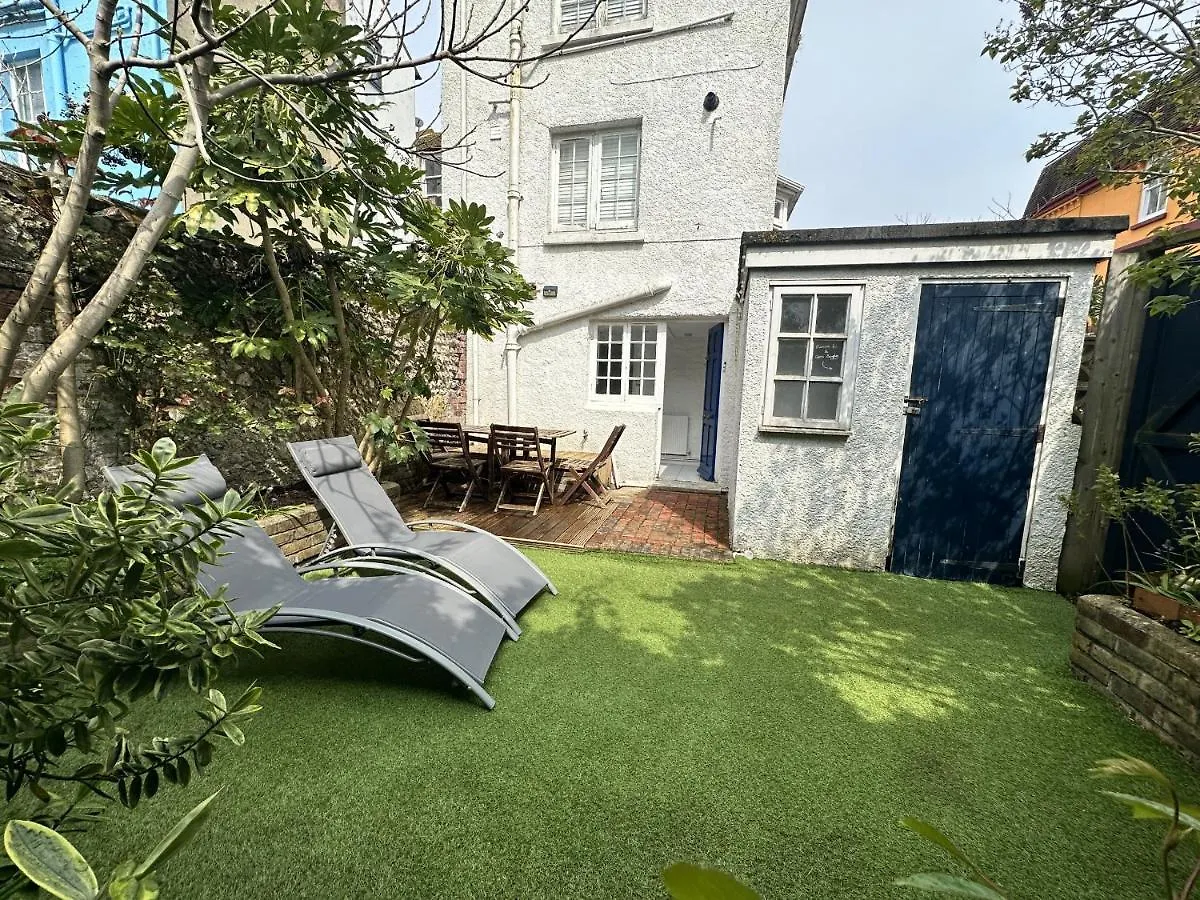 Amazing Apartment, Private Garden, Off Street Parking Brighton Apartment