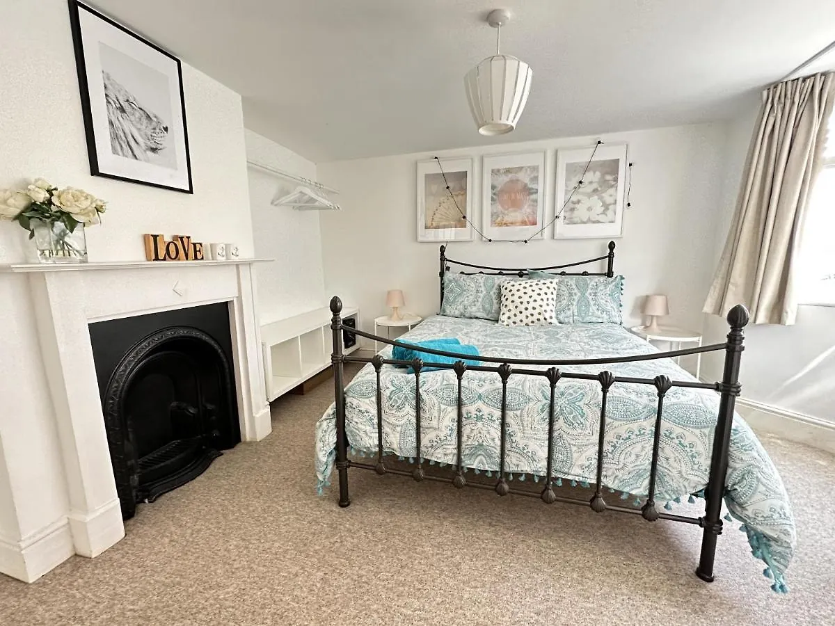 Amazing Apartment, Private Garden, Off Street Parking Brighton Apartment