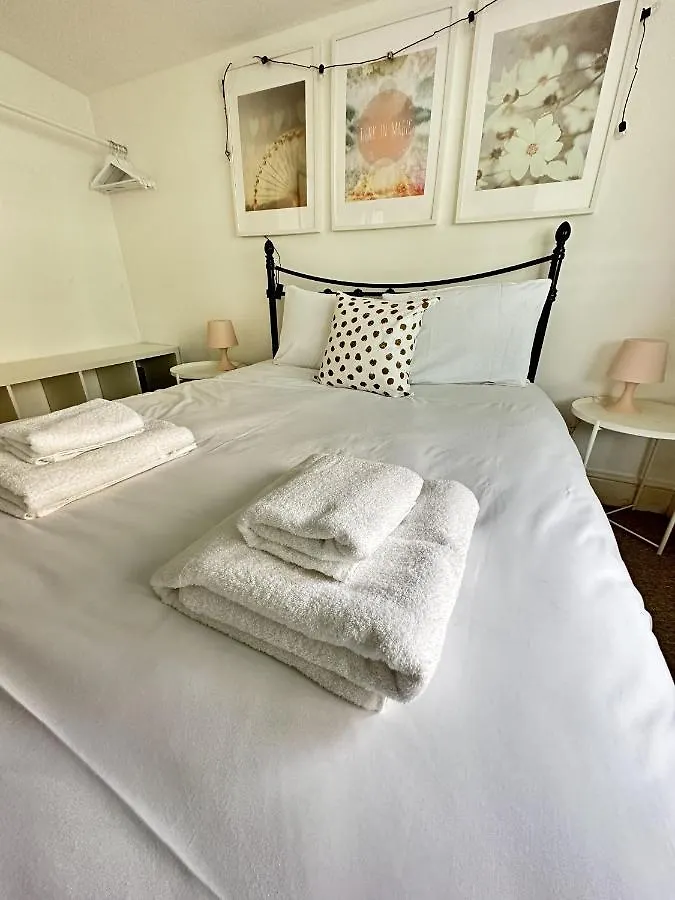 Amazing Apartment, Private Garden, Off Street Parking Hove 0*,  Velká Británie